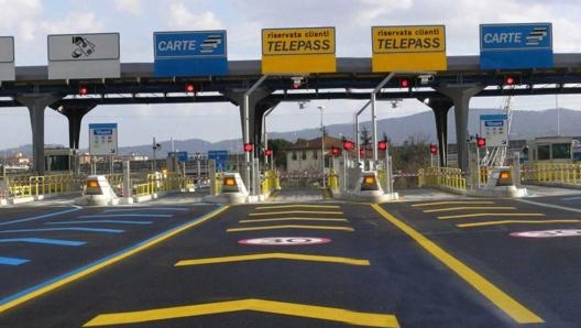 Un casello autostradale deserto: scena piuttosto comune in questi giorni