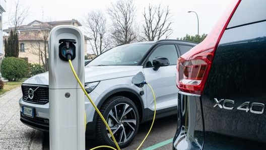 La batteria da 10,7 kWh assicura un’autonomia in elettrico fino a 45 km