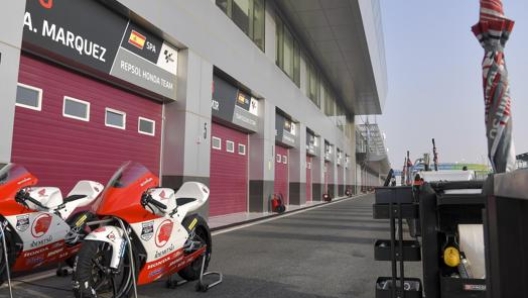 I box di Losail vuoti dopo la cancellazione del Gran Premio. Epa