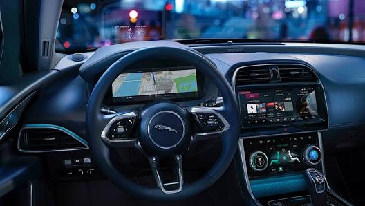 Jaguar XE, intelligente e connessa