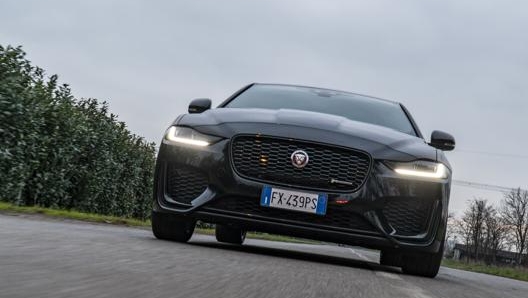 La Jaguar XE unisce ad un buon comfort in autostrada una guida molto sportiva