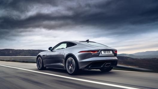 La nuova F-Type abbina uno stile sportivo ed elegante a prestazioni mozzafiato grazie ai potenti motori disponibili