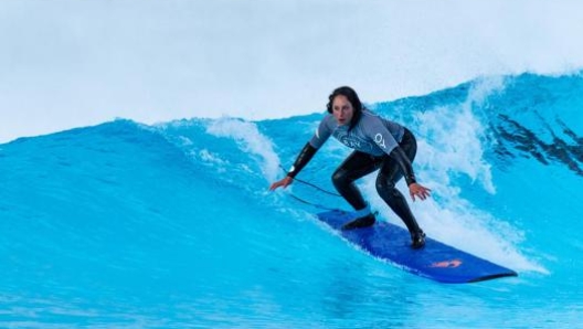 Federica Brignone sulle onde artificiale di Alaia Bay, in Svizzera. (foto AleSportsPhotos)