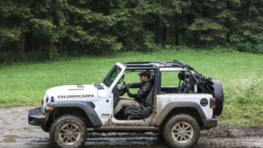 Le batterie di una Jeep elettrica potranno essere usate per fornire energia durante un campeggio