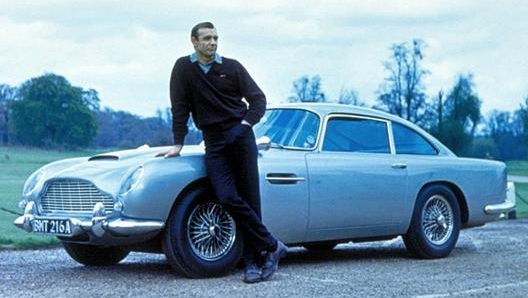 James Bond (Sean Connery) con la Aston Martin DB5 in uno dei film di 007