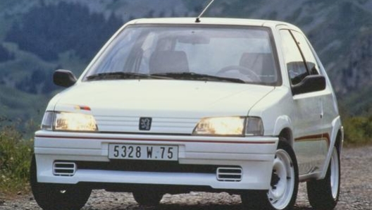 La 106 Rallye prima serie si distingue per la calandra con scanalature orizzontali disposte tra i fari trapezoidali, gli adesivi lungo le fiancate e i cerchi bianchi in lamiera