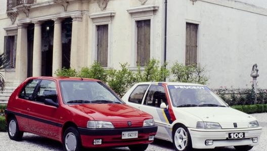 La vista laterale evidenzia le caratteristiche strisce gialle, blu e rosse sulla fiancata che si raccordano al codolino sul passaruota per allargare il vano e accogliere ruote più grandi sui cerchi bianchi in lamiera