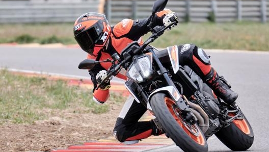 Su una fun bike come la Ktm 890 Duke R, le Rosso IV ne esaltano l’agilità (foto di Fabio Grasso)