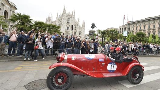 Un passaggio della Mille Miglia in piazza Duomo a Milano. LAPRESSE