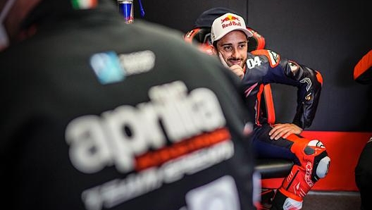 Andrea Dovizioso nei box Aprilia