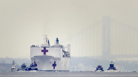 L’arrivo della Comfort a New York, sullo sfondo il Verrazzano bridge. Ap