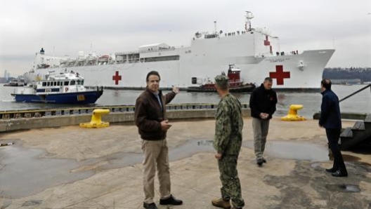 Il governatore dello Stato di New York Andrew Cuomo all’arrivo della Comfort. Epa