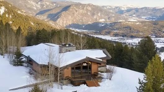 Il garage dei sogni fa parte di una proprietà nel cure del Montana, in mezzo alla natura