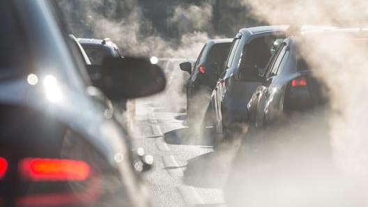 Auto in colonna con la consueta nebbia da emissioni