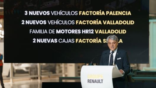 Luca De Meo durante un suo intervento nella fabbrica di Palencia nel nord della Spagna. Afp