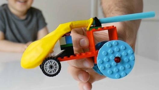 Lego e palloncino per un’auto a reazione