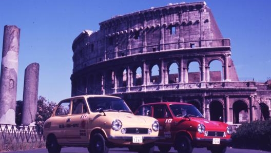 Due Suzuki Fronte SS davanti al Colosseo nel 1968. Per dimostrare la sportività di queste piccole vetture, quell’anno venne organizzato un test drive lungo l’intera Autostrada del sole, 750 km alla velocità media di 122,4 km/h. Tra i piloti scelti per questa prova ci fu il grande Stirling Moss