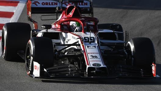 L’Alfa Romeo di Antonio Giovinazzi durante i test al Montmelò in febbraio. GETTY