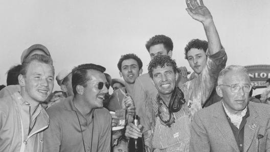 Carroll Shelby festeggia la vittoria alla 24 Ore di Le Mans del 1959. GETTY