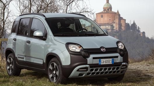 sopra la nuova Panda cross in versione ibrida: la nuova mild hybrid farà salire le quote del mercato ibrido