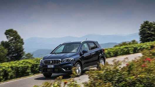 Suzuki S-Cross è hybrid disponibile con trazione anteriore o trazione integrale 4WD AllGrip