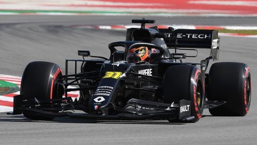 La Renault di Esteban Ocon negli ultimi test di fine febbraio a Barcellona. Afp