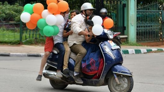 Una famiglia in scooter durante il giorno della festa d’indipendenza indiana. Afp