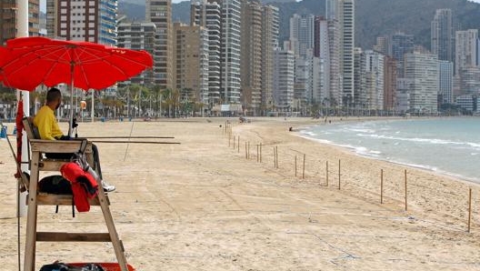 Benidorm  ha un paesaggio urbano con edifici molto simili a quelli di una grande citt e non c' un vicino aeroporto