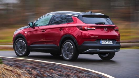 Opel Grandland X Hybrid4 in azione