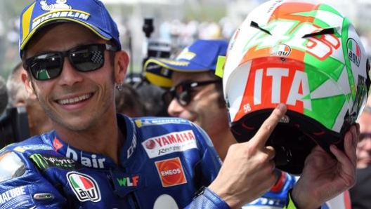 Valentino Rossi con un casco speciale per il Mugello. Ansa