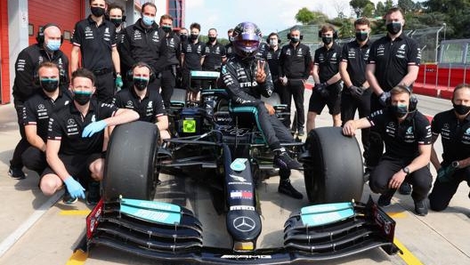 Il Team Mercedes Amg prevede, oltre ai meccanici e tecnici di pista, professionalità che analizzano la corsa dalle sedi di Brixworth e Brackley