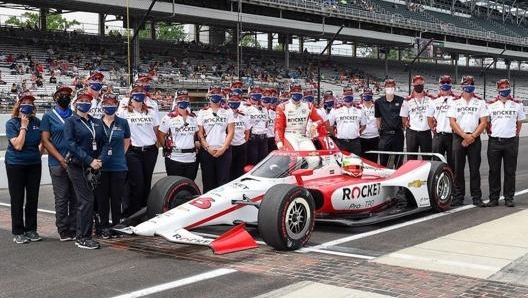 La pilota svizzera festeggia con il team la qualificazione alla 500 Miglia di Indianapolis 2021. IG/SimonaDeSilvestro