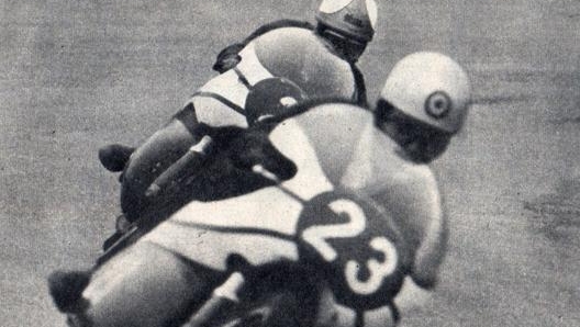 Grassetti su Morini N 23 inseguito da Giacomo Agostini anche lui su una Morini 250