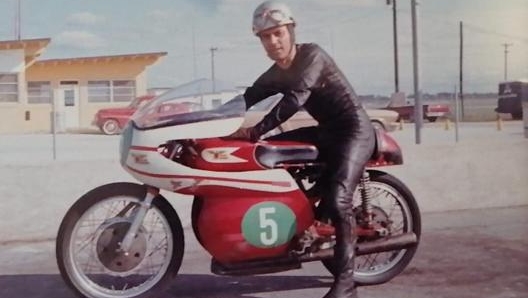 Silvio Grassetti ai box di Daytona durante le prove in sella alla Morini 250