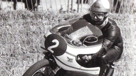 Giacomo Agostini in gara alla guida di una Morini