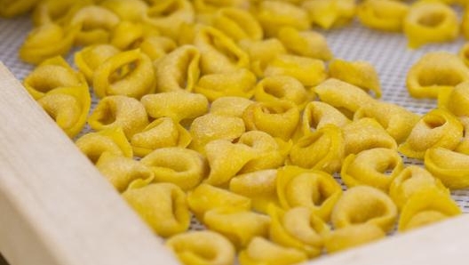 TORTELLINI E AFFINI  I tortellini sono una delle varianti di pasta in brodo emiliano-romagnole. Le altre più note sono gli anolini e i cappelletti.