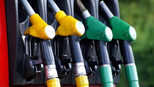 Il prezzo dei carburanti è influenzato solo in parte da quello del graggio. La parte maggiore è composta da tasse