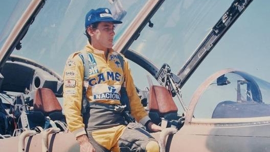 Senna in posa di fianco a un F-5 Tiger dell’aviazione brasiliana