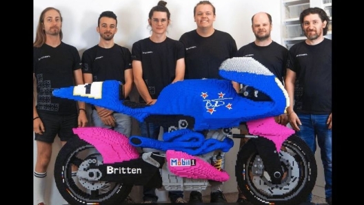 Ryan “The Brickman” McNaught e il suo team posano assieme alla Britten V1000. THE BRICKMAN