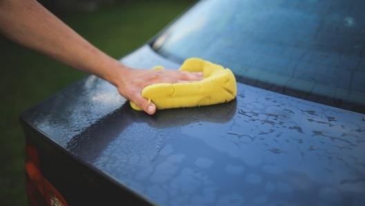 Pulire la carrozzeria significa eliminare quelle ostanze in grado di danneggiarla