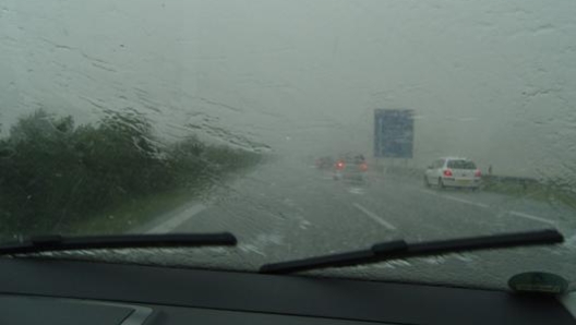 E’ necessario anche proteggere i tergicristalli, se l’auto viene lasciata ferma in strada al sole