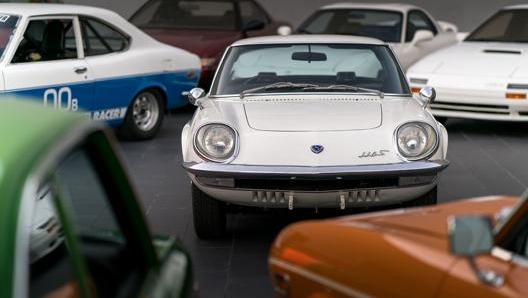 La 100S al centro di una esposizione Mazda dei modelli più famosi degli ultimi 50 anni