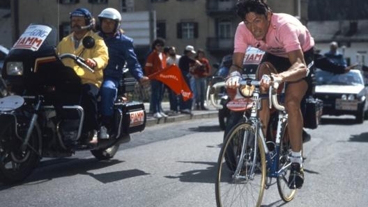 Francesco Moser scortato da una Moto Guzzi California II dei regolatori