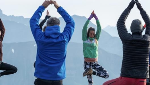 L’istruttrice di yoga Laura Liduma a Livigno durante le lezioni alle prime ore del mattino