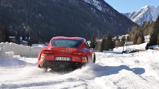 La Toyota GR Supra in azione sulla neve