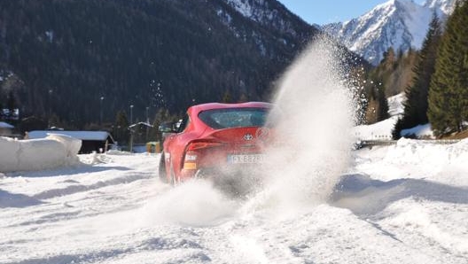 La GR supra con gomme da neve durante una delle tante sbandate in controsterzo sul circuito innevato