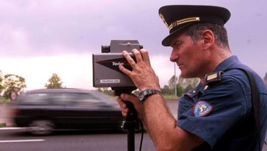 Un uomo è fuggito dalla polizia su un Suv che gli era stato confiscato