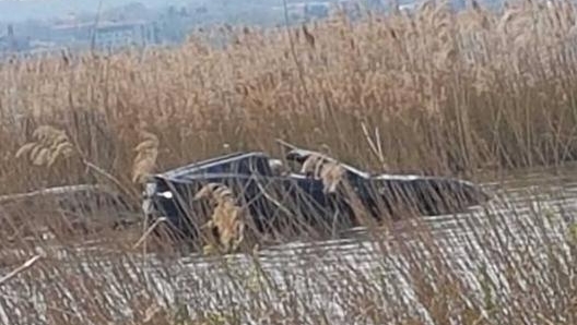 Parcheggio disastroso sulla riva del lago di Garda