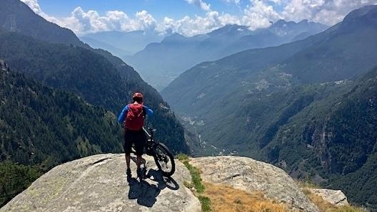 Il panorama si apre sulla Valle Spluga dalla localit di Gualdera, in Valchiavenna. Masperi