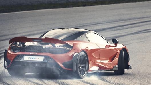 La nuova McLaren 765LT in azione